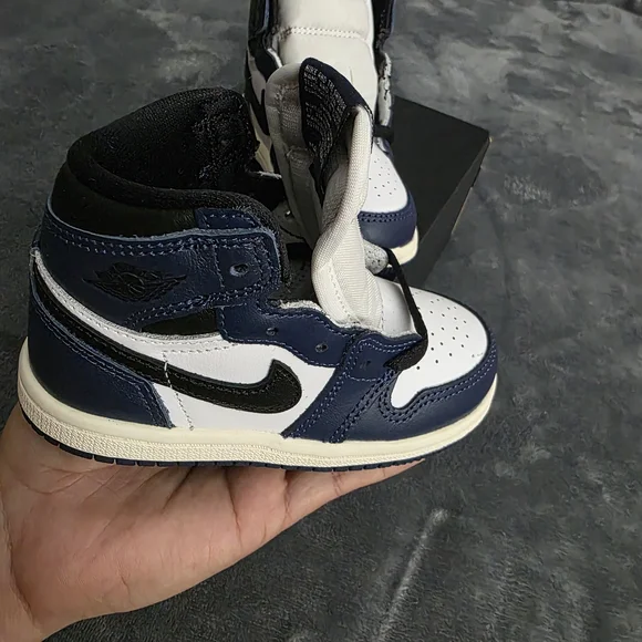 Jordan 1 Retro High OG (TD) Sneakers - Picture 4 of 9